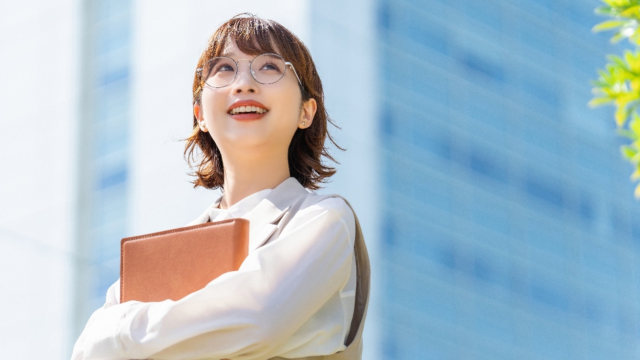 メガネ女子必見！似合うヘアスタイルやファッションのポイント